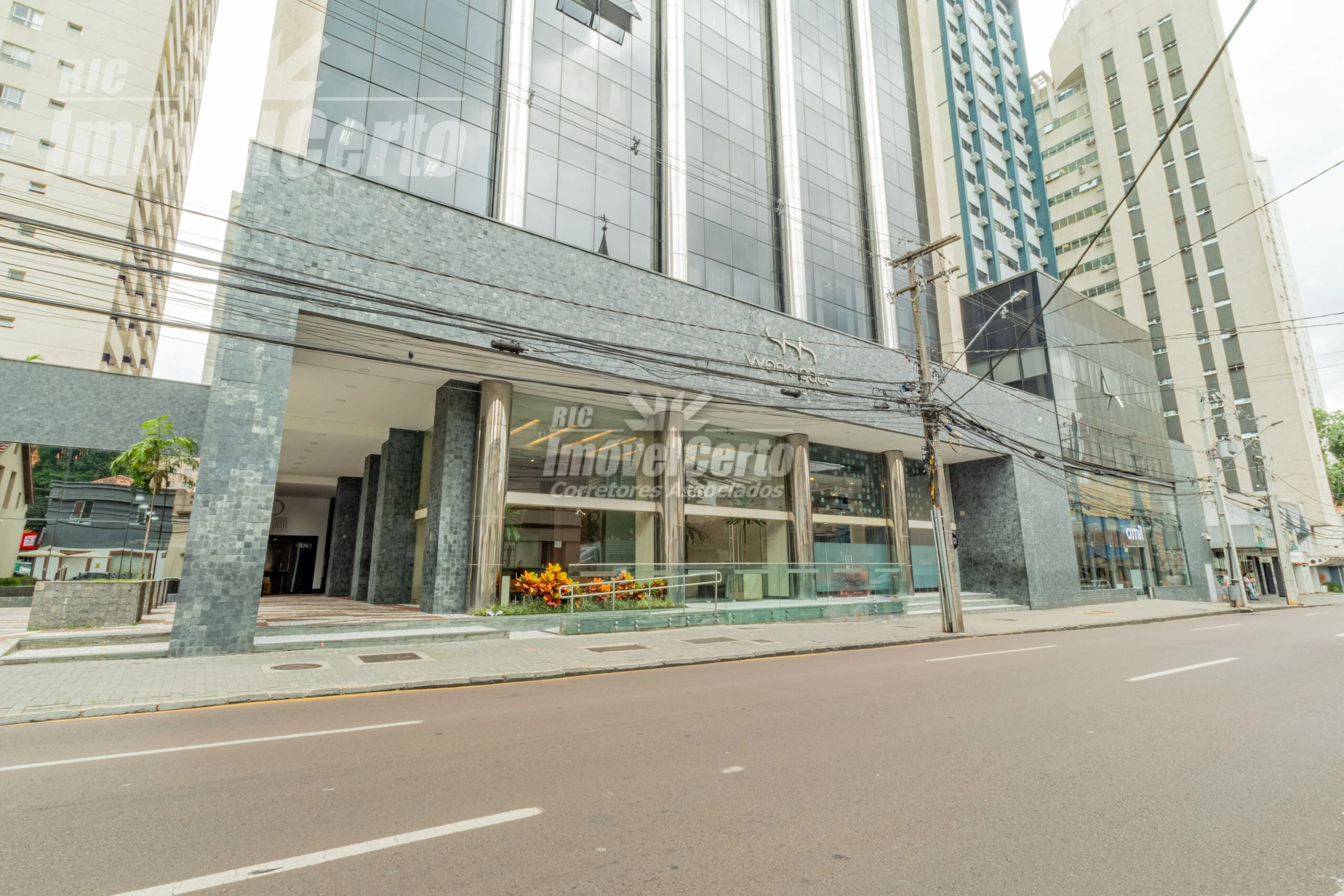 Sala comercial com terraço descoberto 63 m² por R$