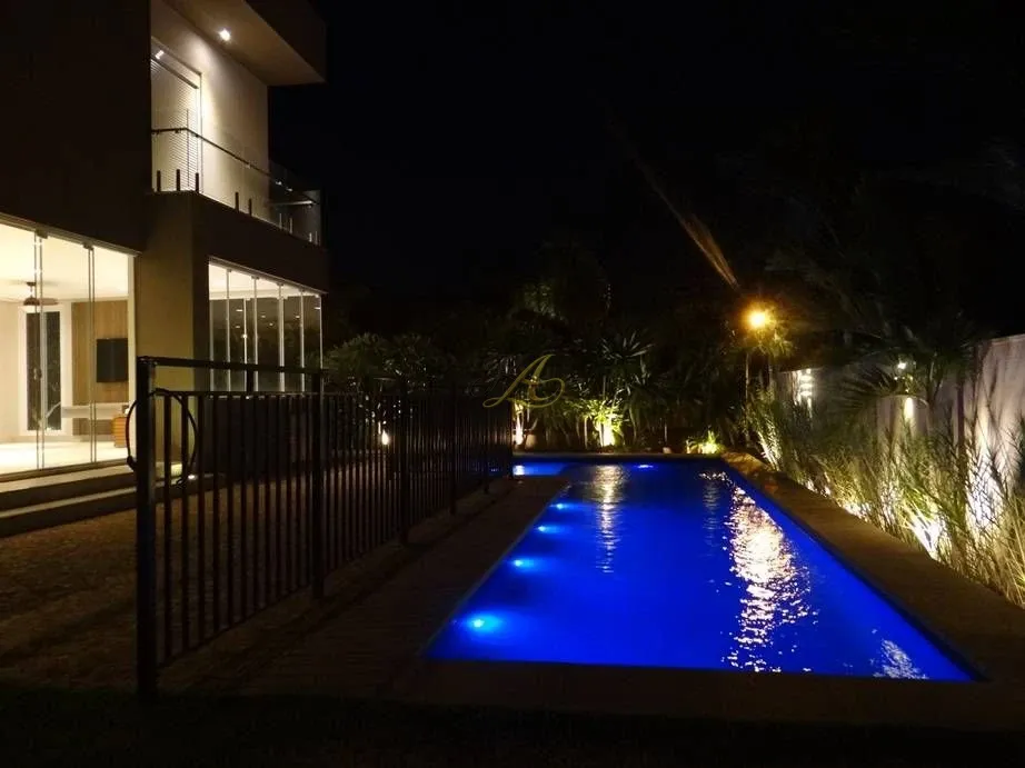Sobrado de 480m² com 5 dormitórios, elevador e piscina aquecida à venda em condomínio | Alphaville