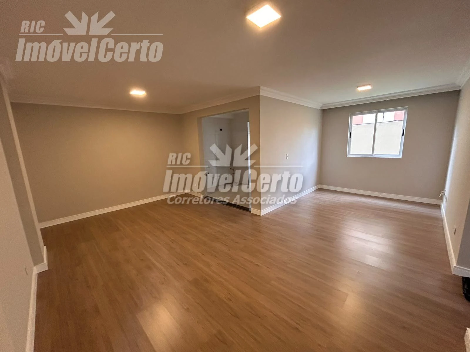 <br> APARTAMENTO À VENDA DESOCUPADO E REFORMADO S