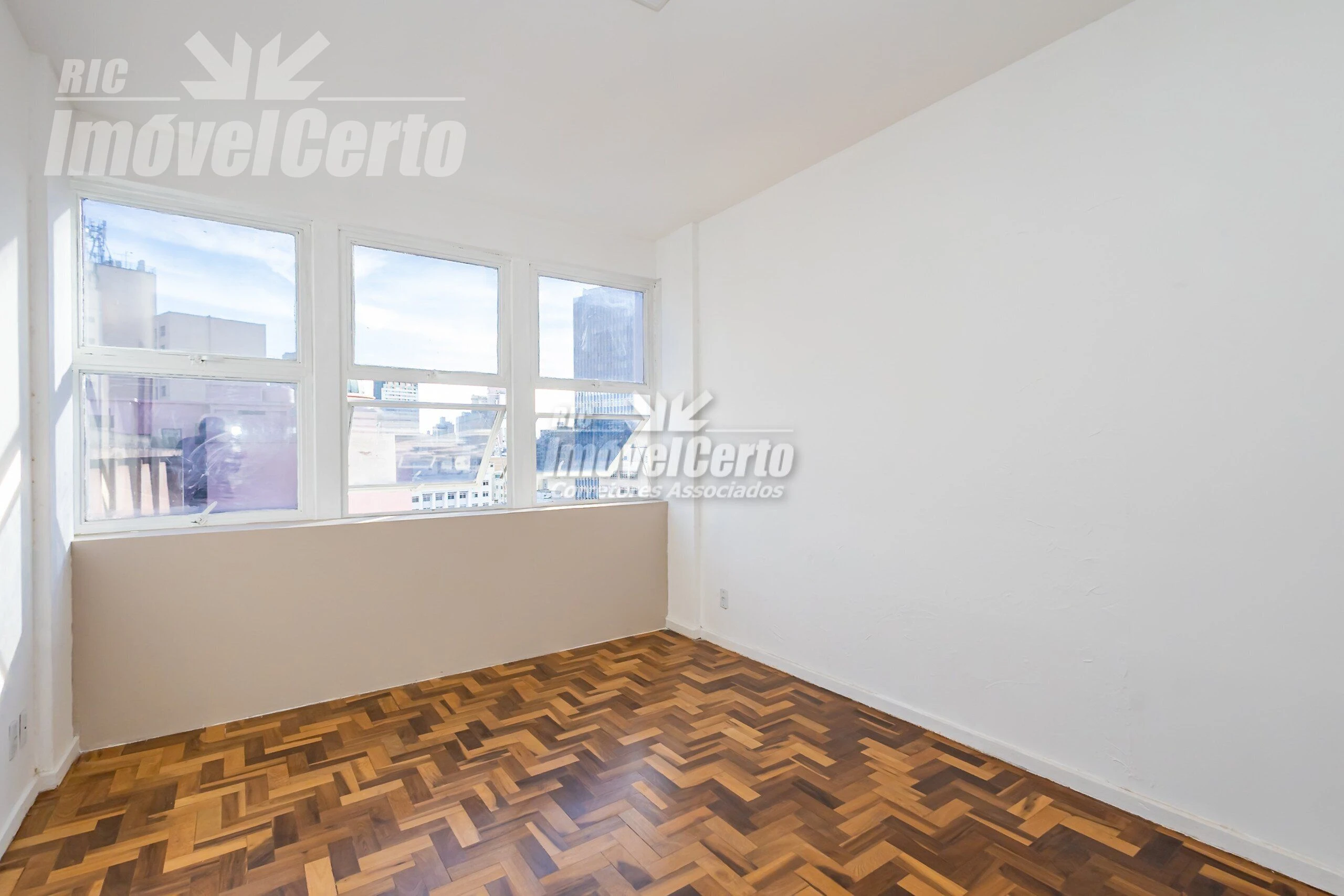 Sala comercial com dois ambientes de 56 m² no Edif