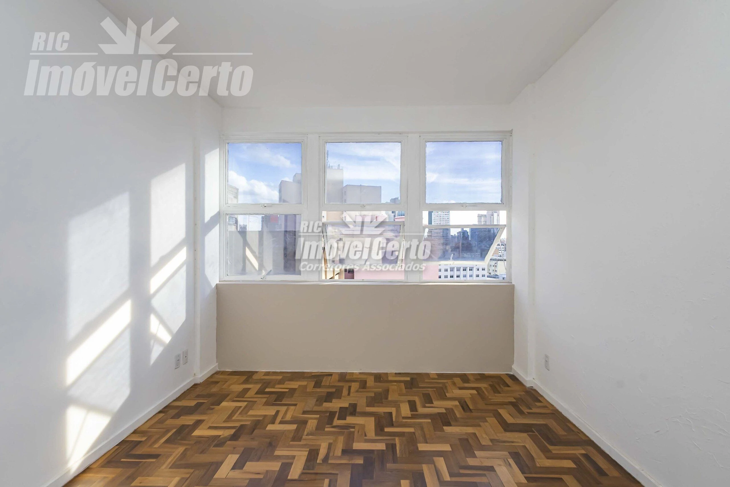 Sala comercial com dois ambientes de 56 m² no Edif