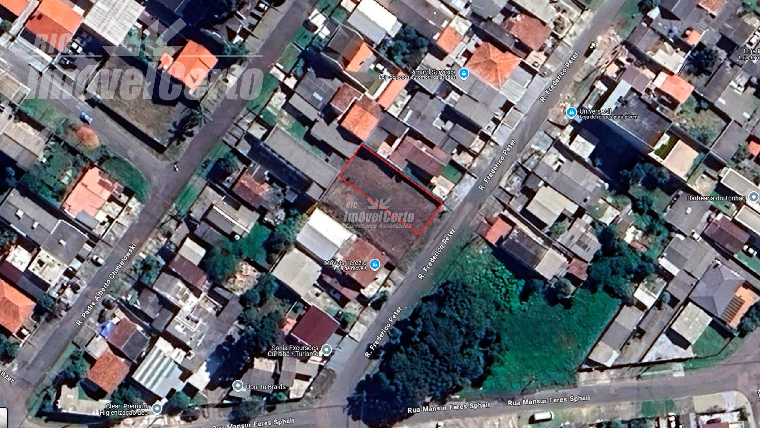 Terreno limpo com 360 m² com leve aclive no Pinhei
