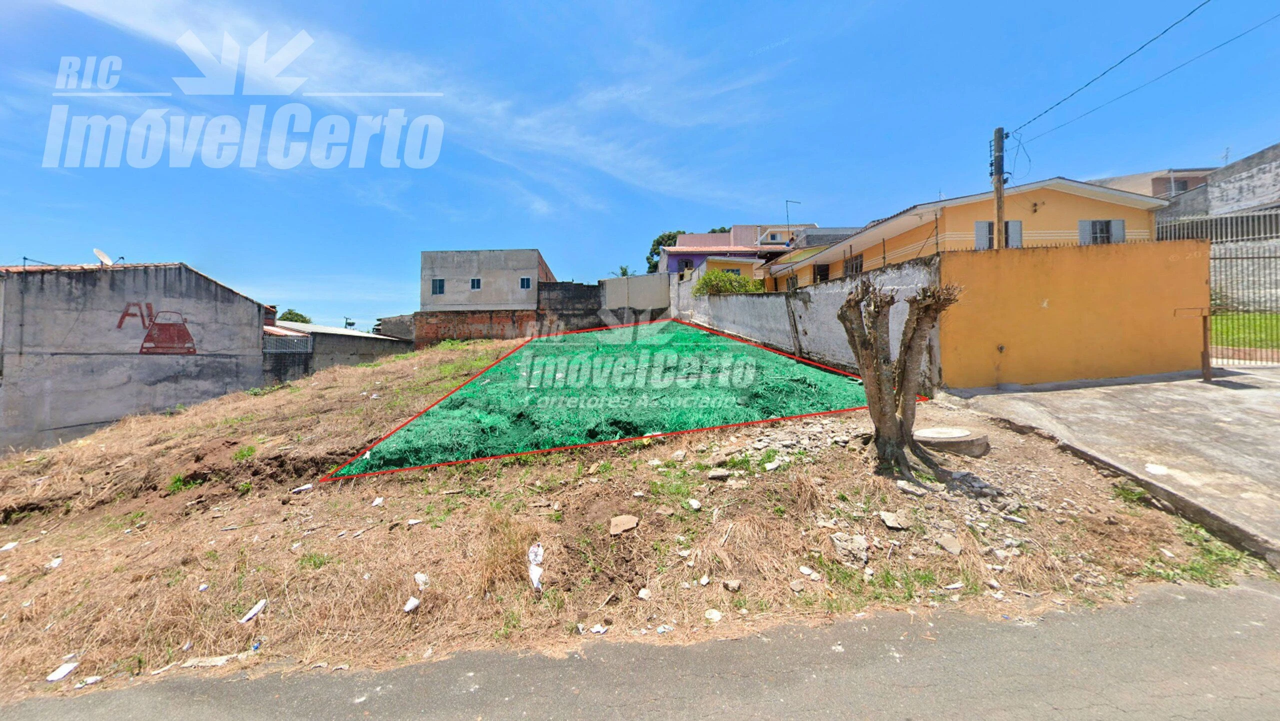 Terreno limpo com 360 m² com leve aclive no Pinhei