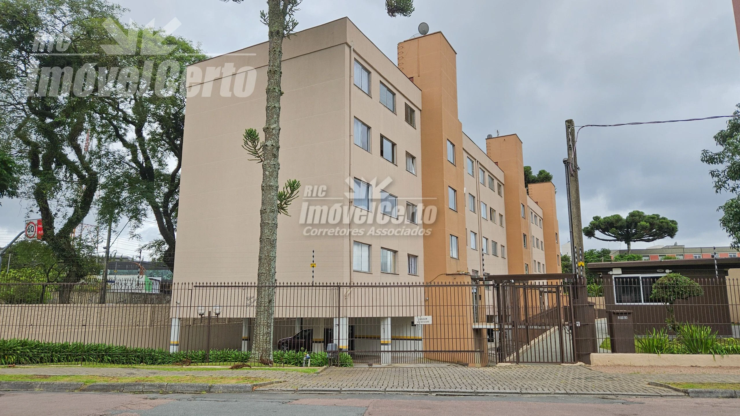 Apartamento semi-mobiliado 3 dormitórios sendo 1 s