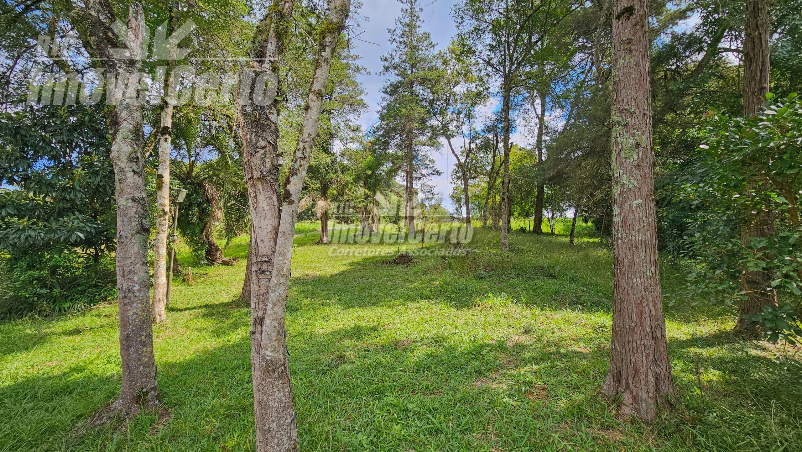 Terreno de 1060 m² em condomínio fechado para chác