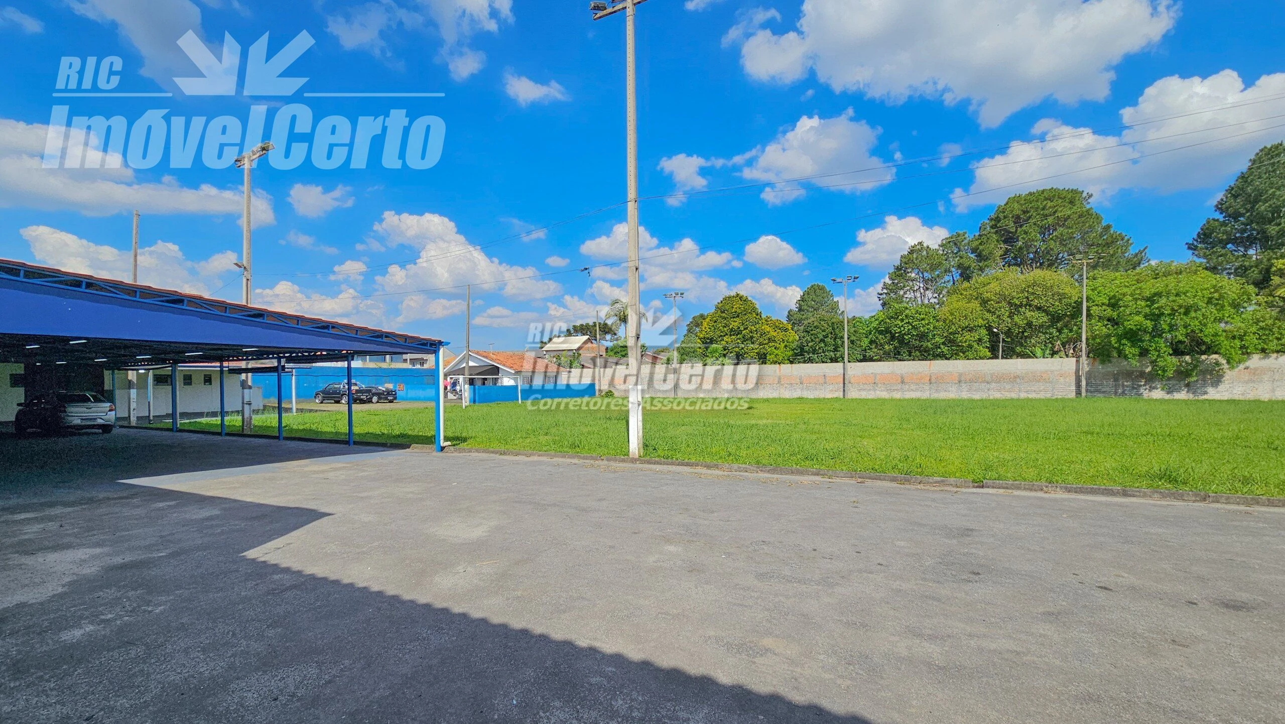Terreno com 4000 m² com a maior parte descampada n