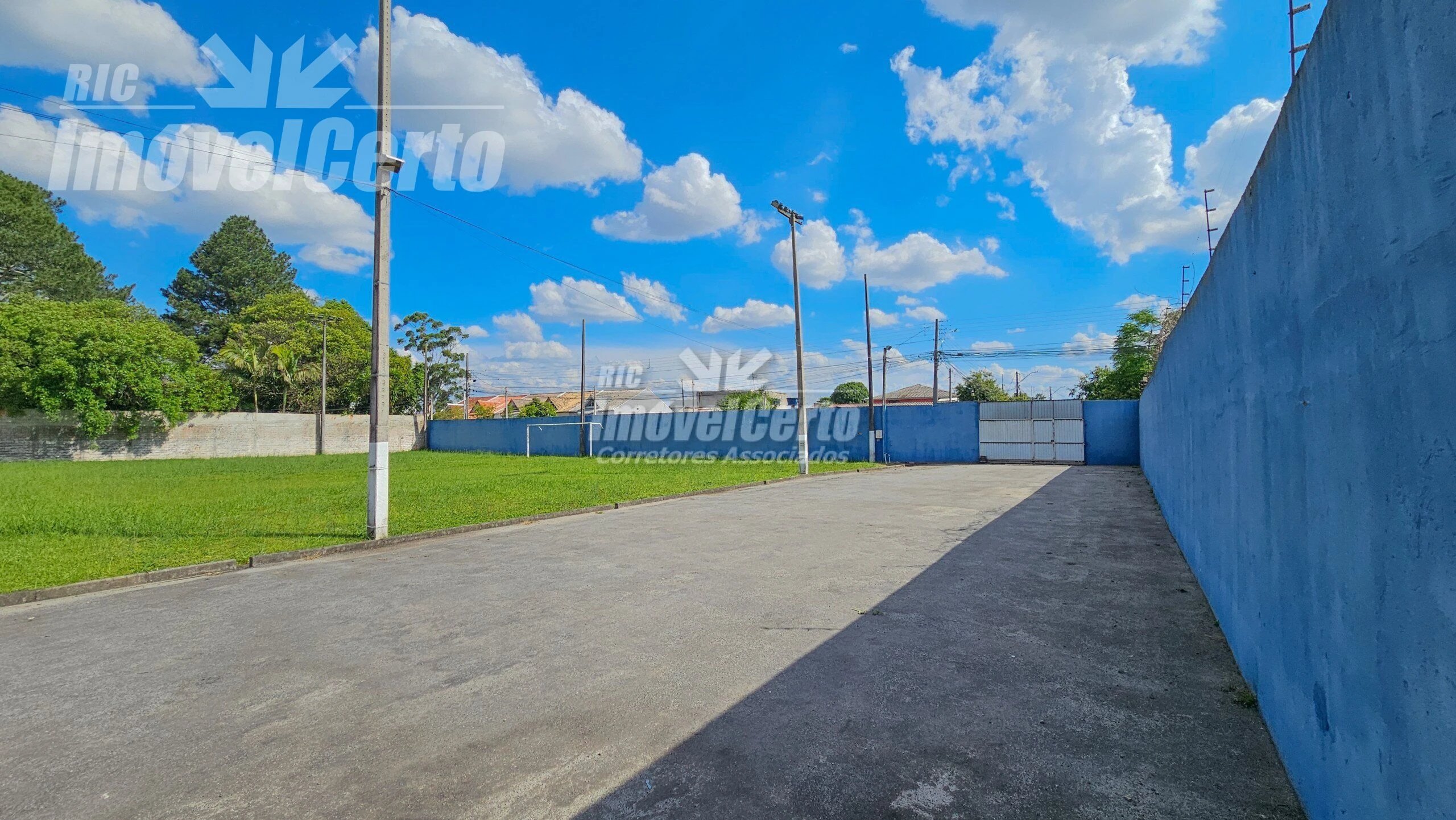 Terreno com 4000 m² com a maior parte descampada n