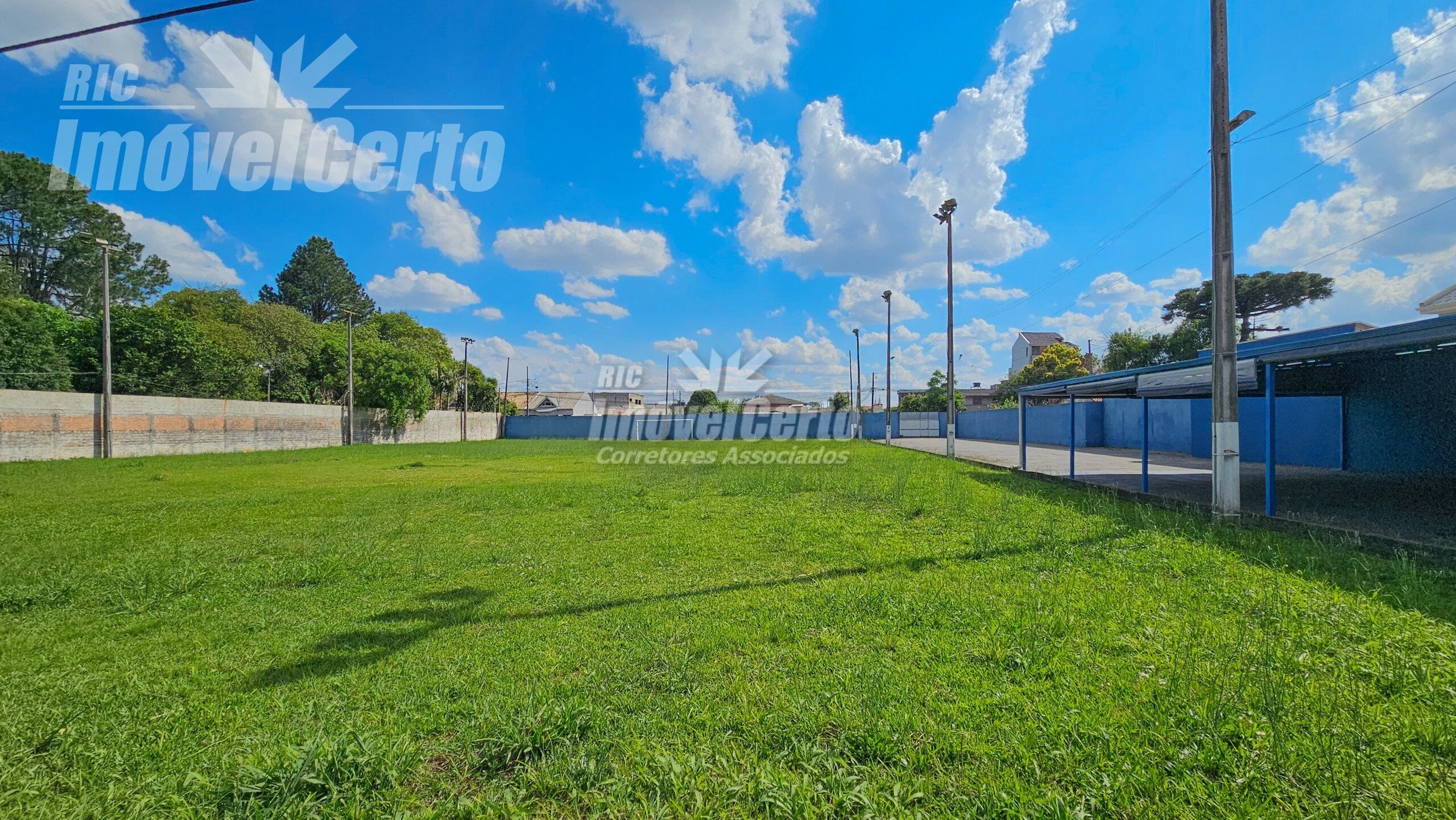 Terreno com 4000 m² com a maior parte descampada n