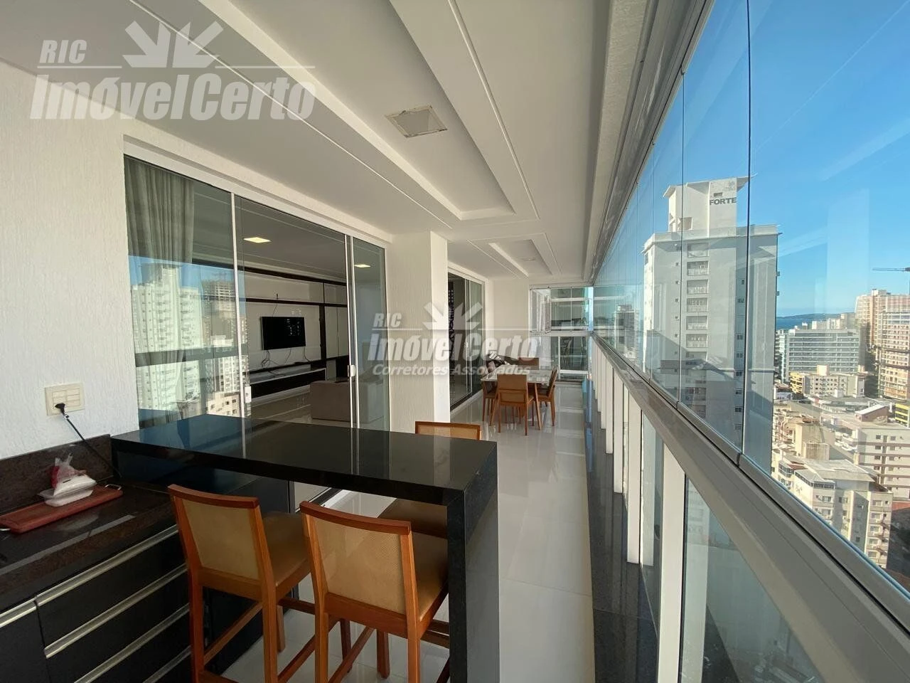 Apartamento mobiliado de 237 m² privativo com 4 su