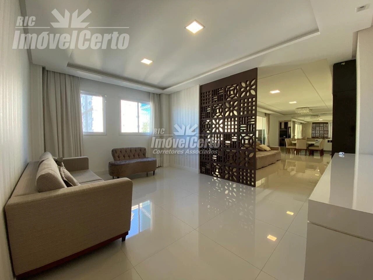 Apartamento mobiliado de 237 m² privativo com 4 su