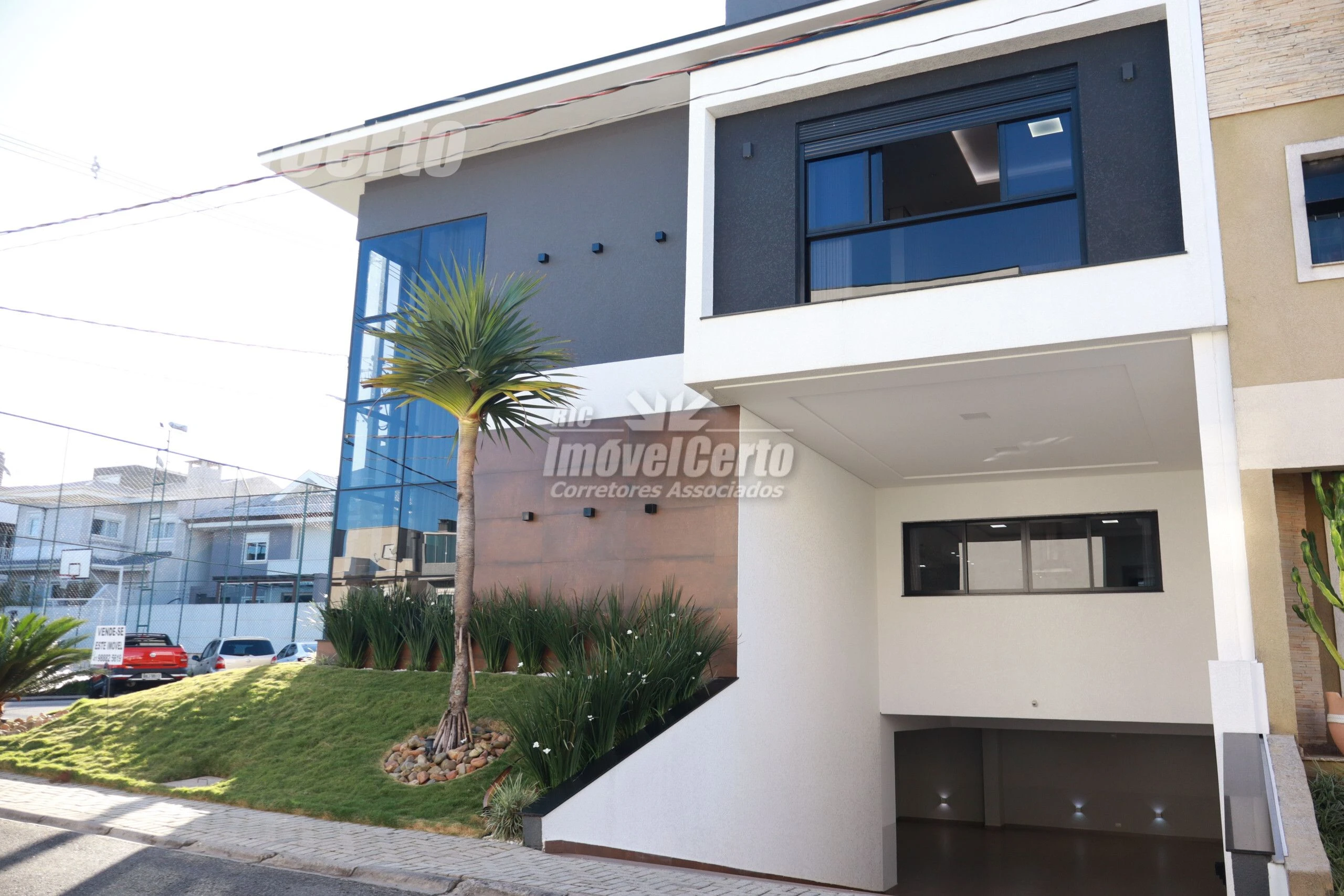 Casa em Condominio Fechado com elevador e ampla ga