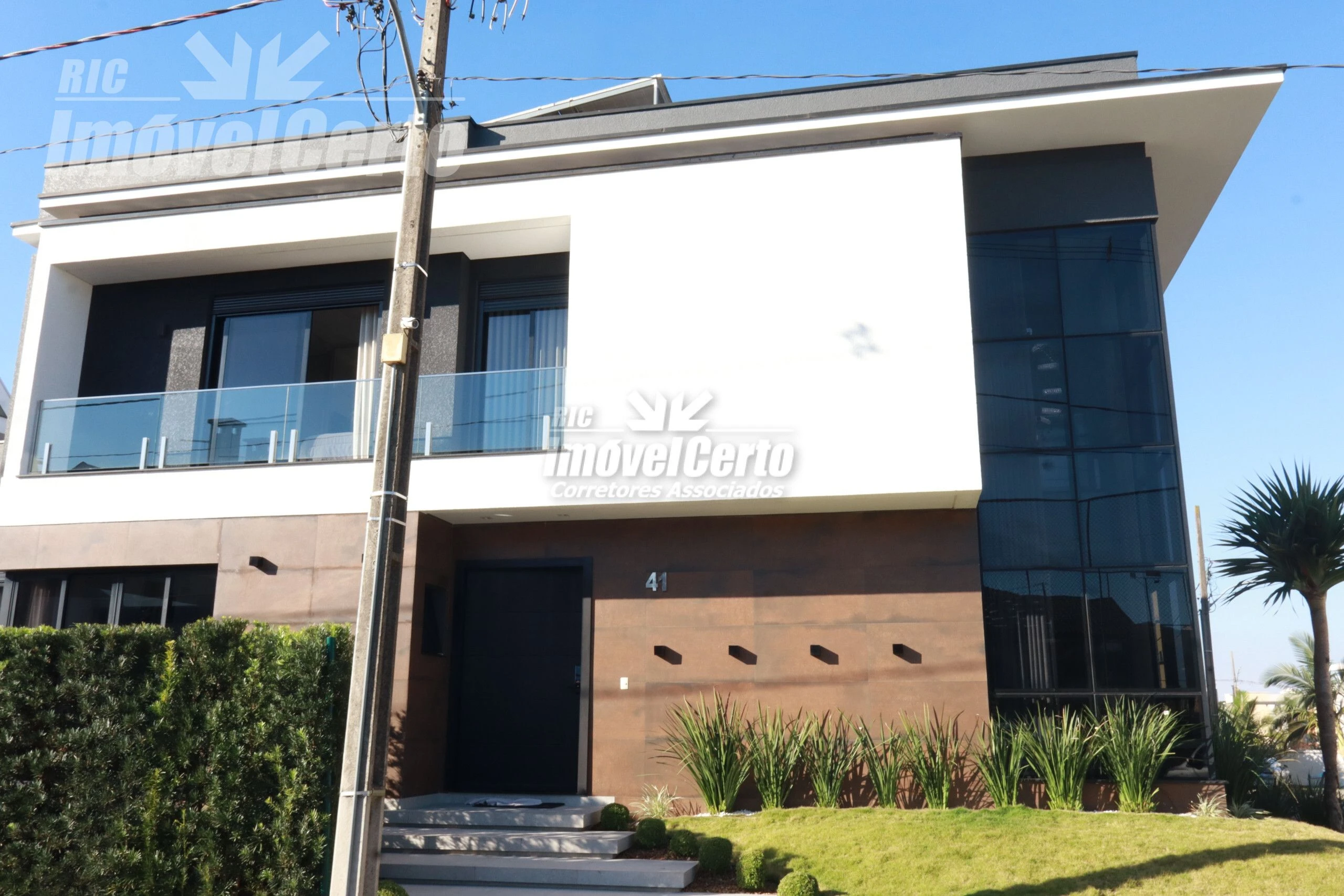 Casa em Condominio Fechado com elevador e ampla ga
