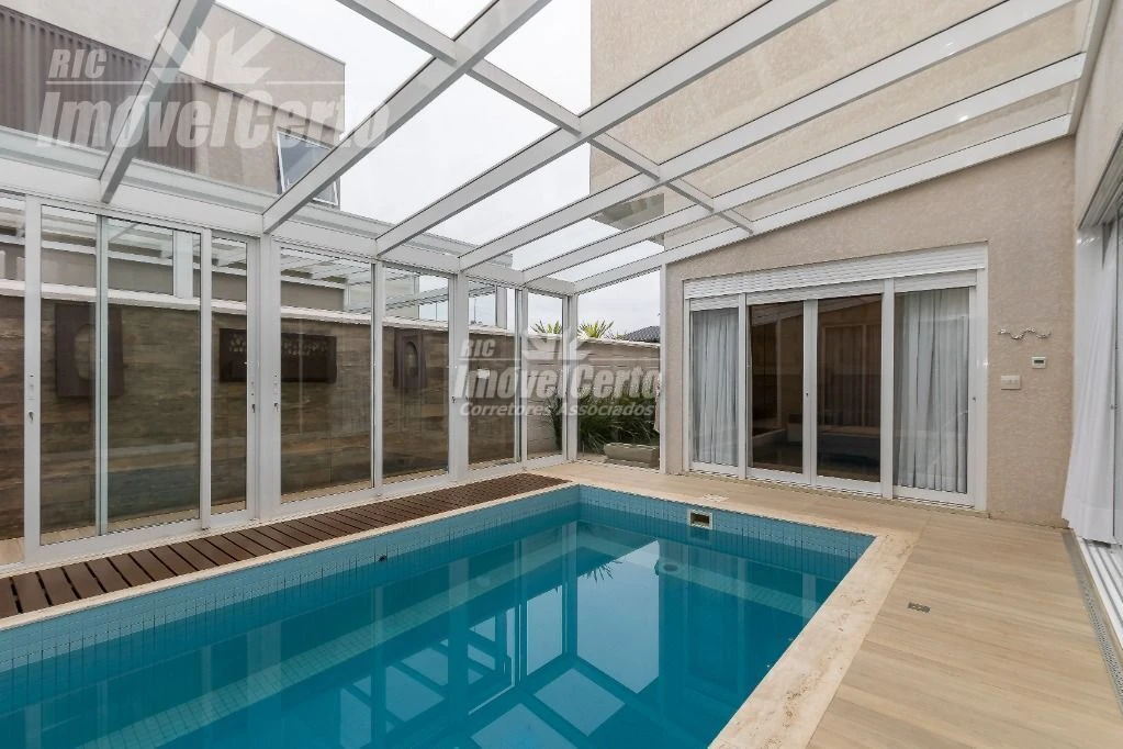 Casa Térrea com 324,00m² Útil, Condomínio Fechado,