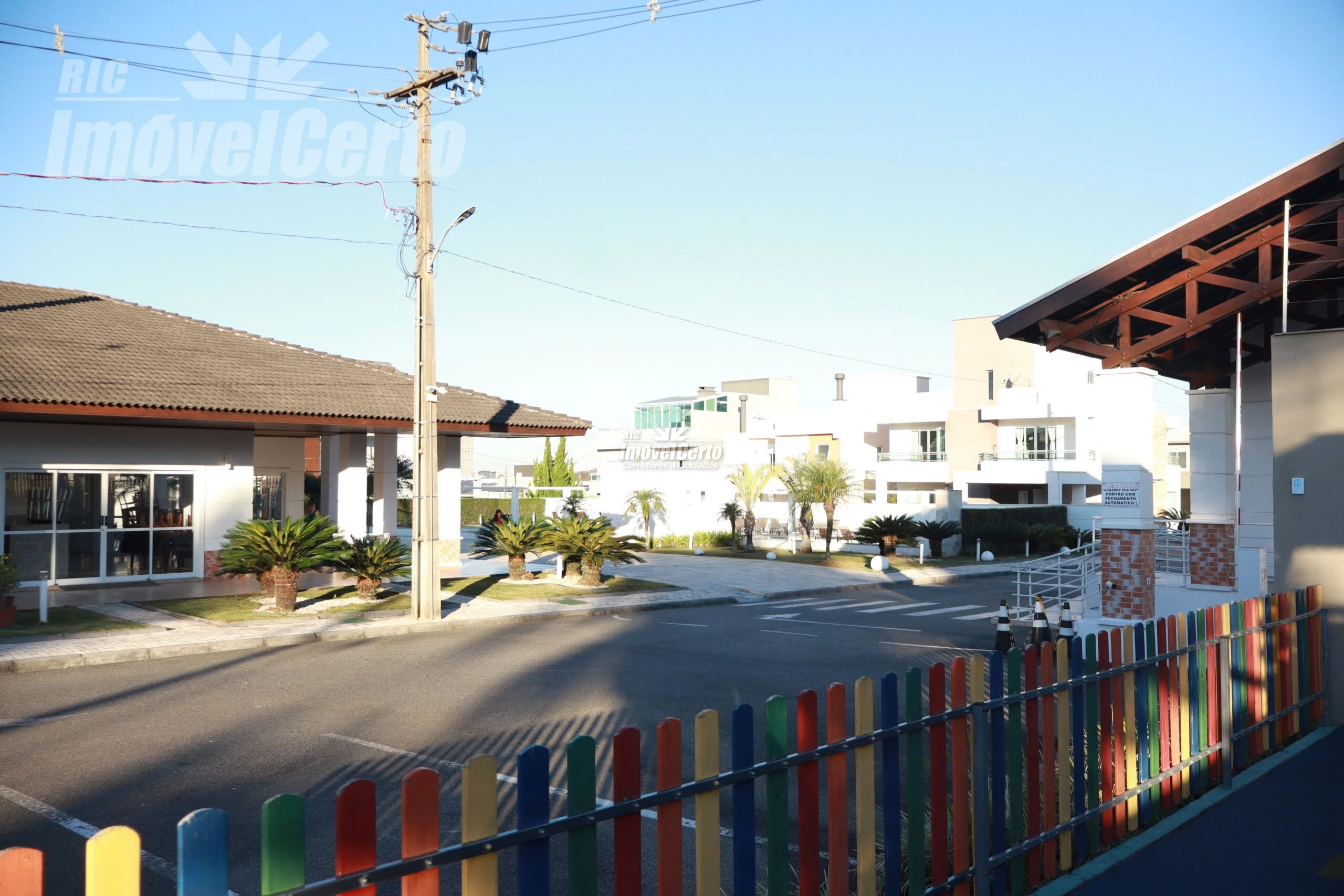 Casa em Condominio Fechado com elevador e ampla ga