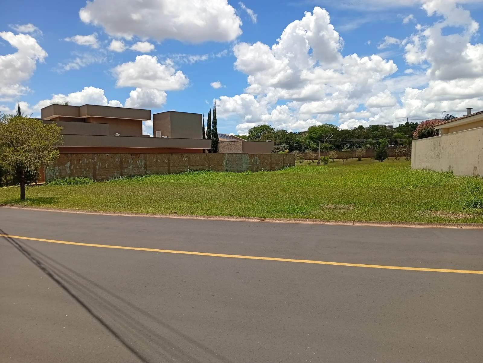 Vende-se terreno condomínio Damha V