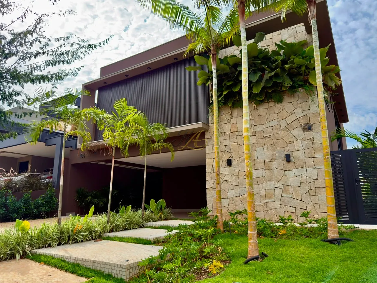 Sobrado de 450 m² com 5 suítes, elevador, piscina e sauna à venda em condomínio | Jardim Olhos D’Água