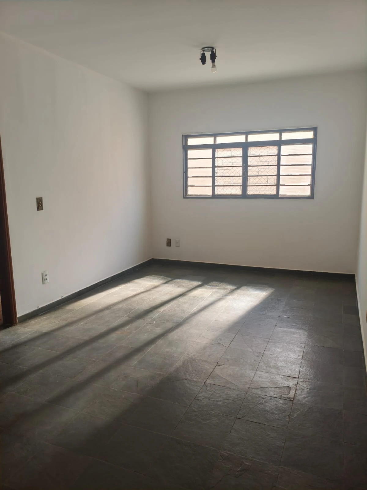 Aluga-se apartamento ao lado do HB