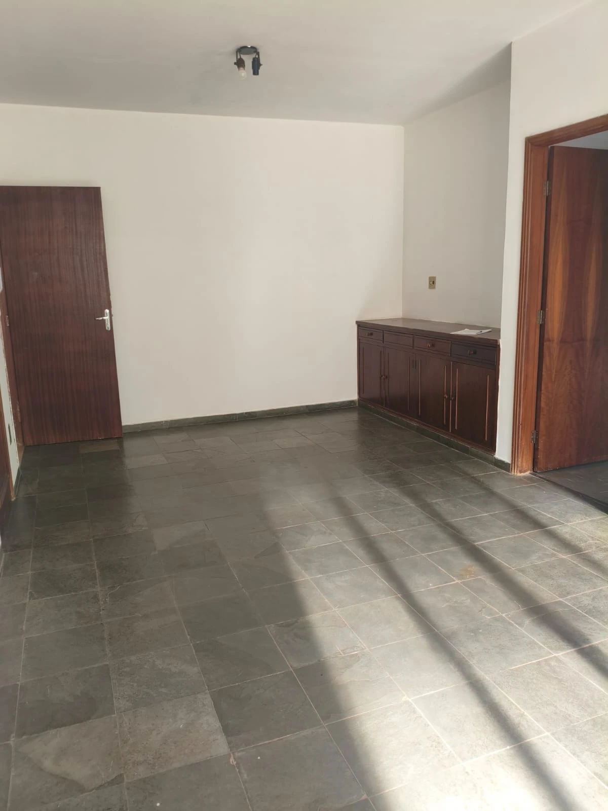 Aluga-se apartamento ao lado do HB