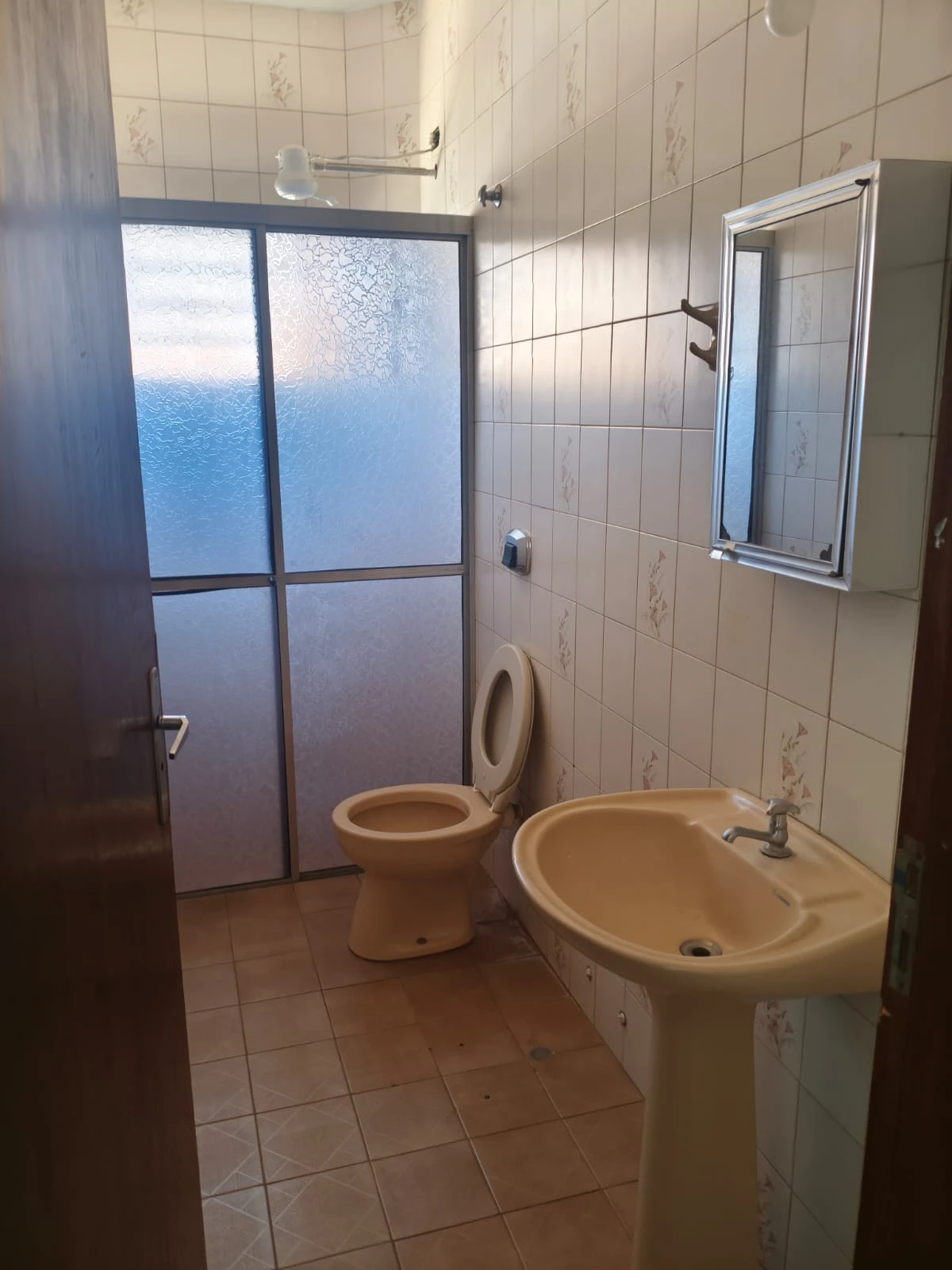 Aluga-se apartamento ao lado do HB