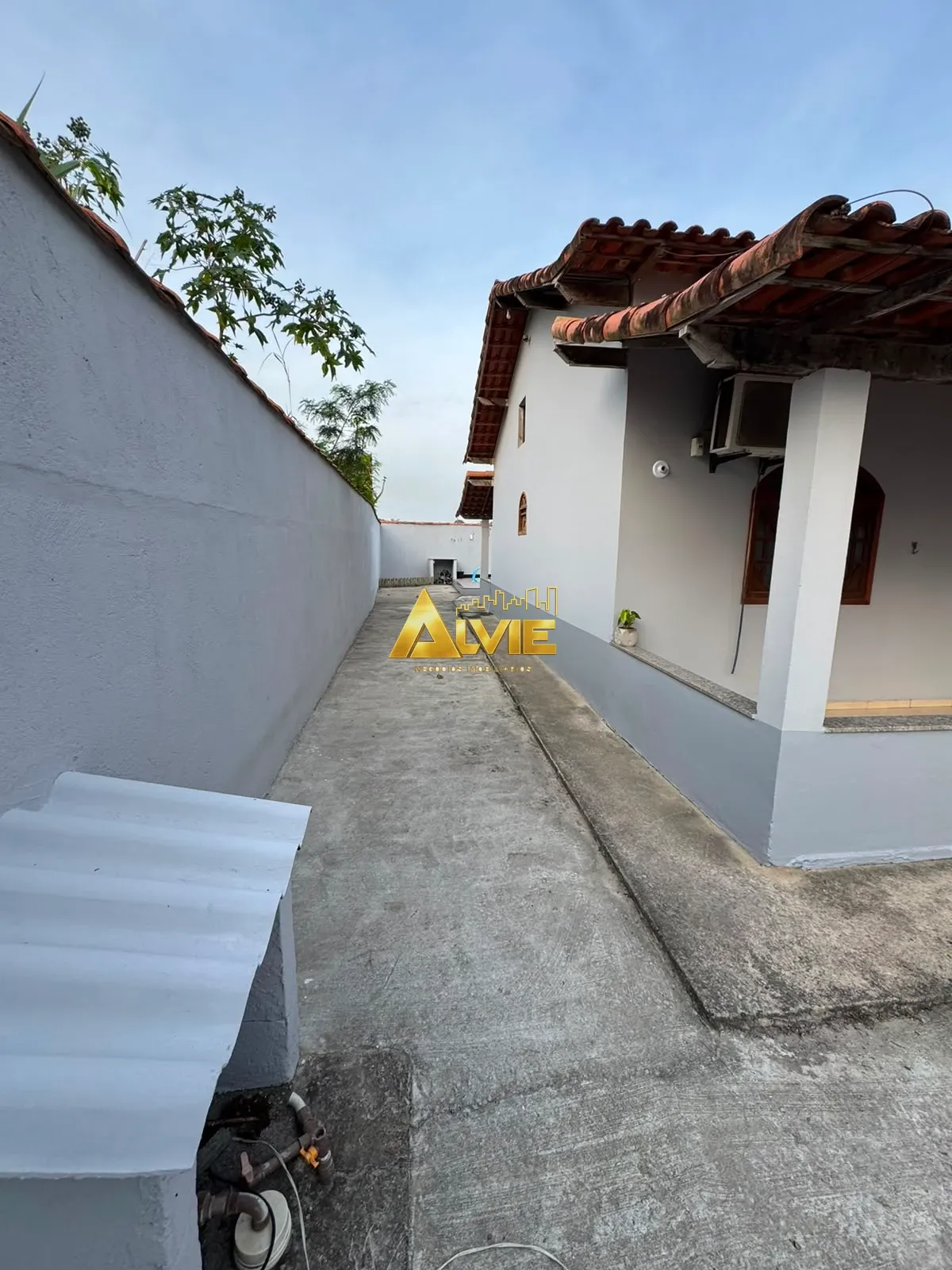 Casa com piscina + 4 kitnets: Excelente oportunidade de investimento!