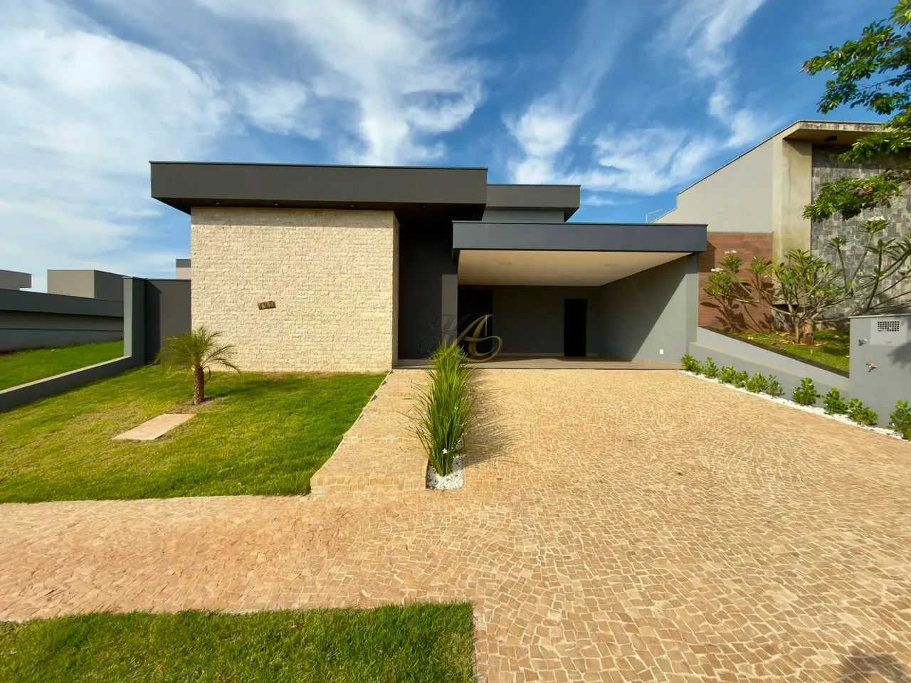 Casa térrea de 207 m² com 3 suítes, escritório e piscina à venda em condomínio | Vila do Golfe