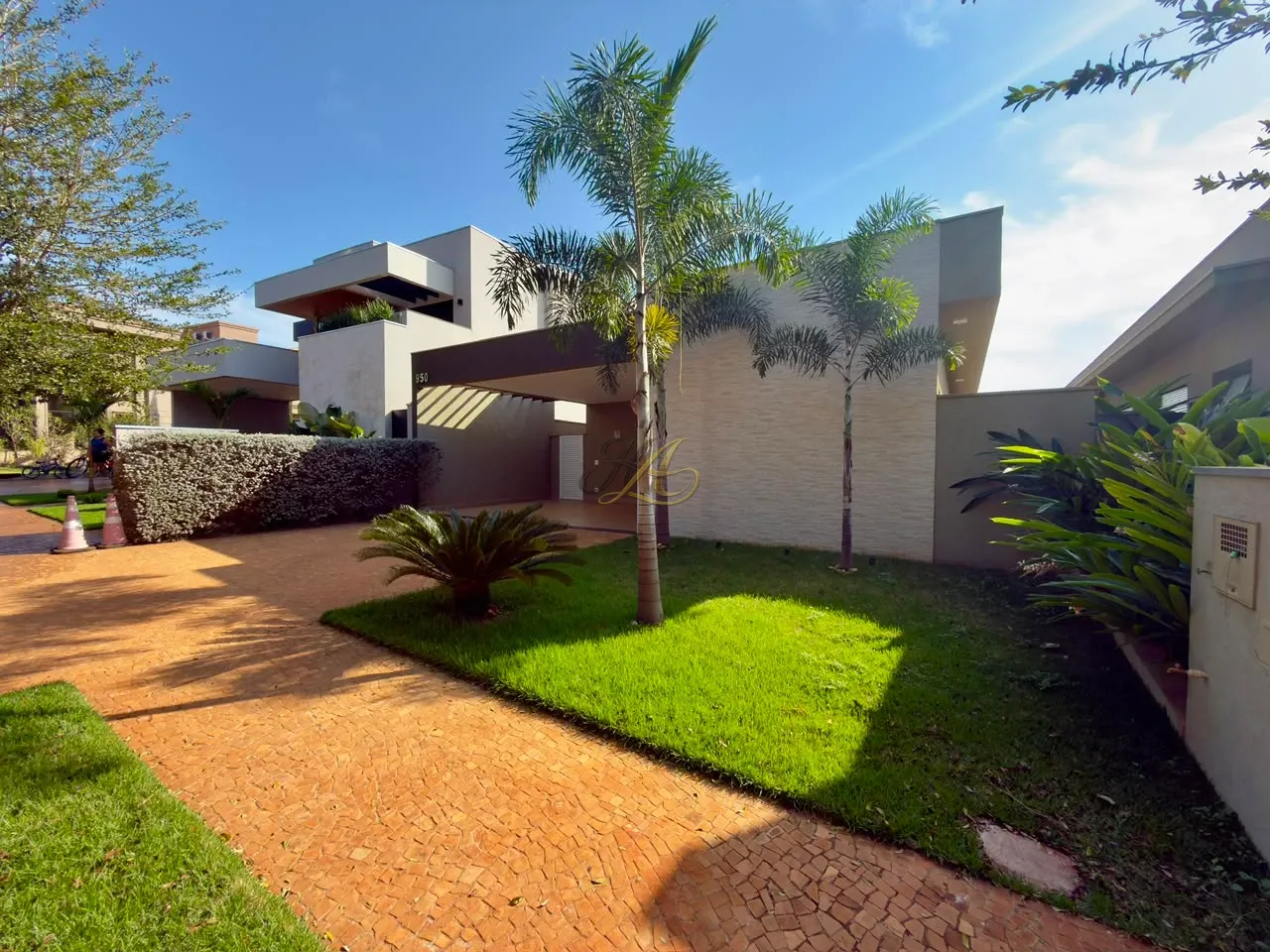 Casa térrea de 185 m² com 4 suítes e piscina à venda em condomínio | Vila do Golfe