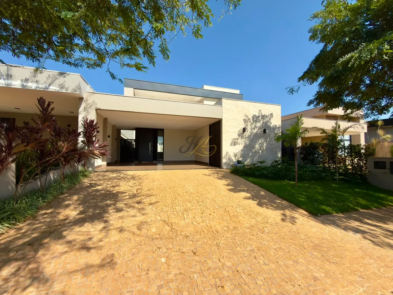 Casa térrea de 190 m² com 3 suítes, climatização completa e piscina com hidromassagem à venda em condomínio | Vila do Golfe