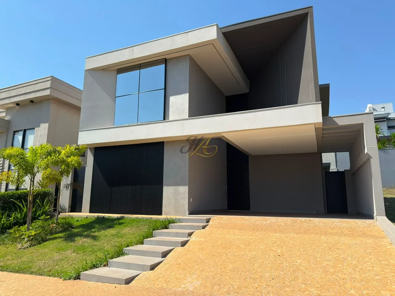 Sobrado de 250 m² com 4 suítes, piscina aquecida e marcenaria completa à venda em condomínio | Vila do Golfe
