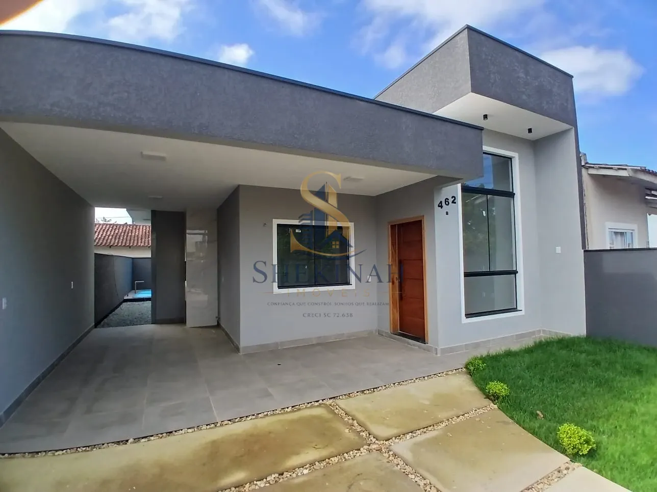 CASA COM PISCINA/CHURRASQUEIRA/QUINTAL