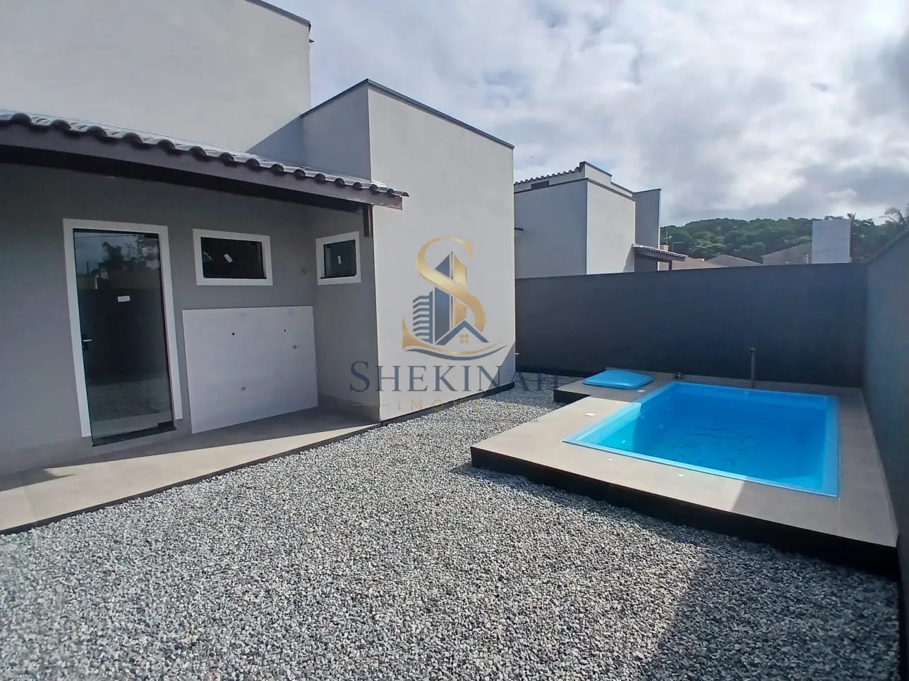 CASA COM PISCINA/CHURRASQUEIRA/QUINTAL