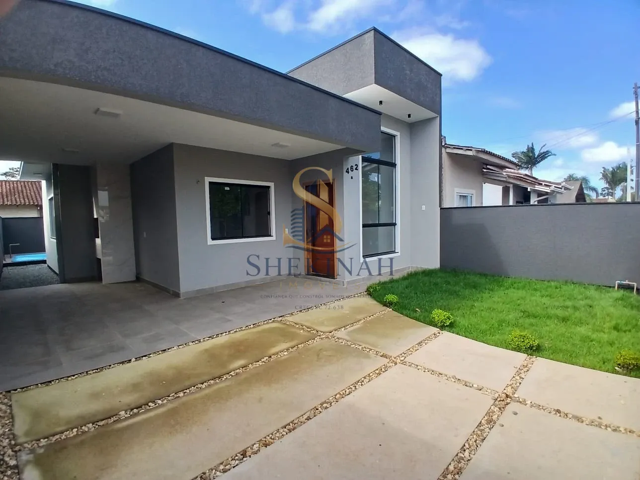 CASA COM PISCINA/CHURRASQUEIRA/QUINTAL