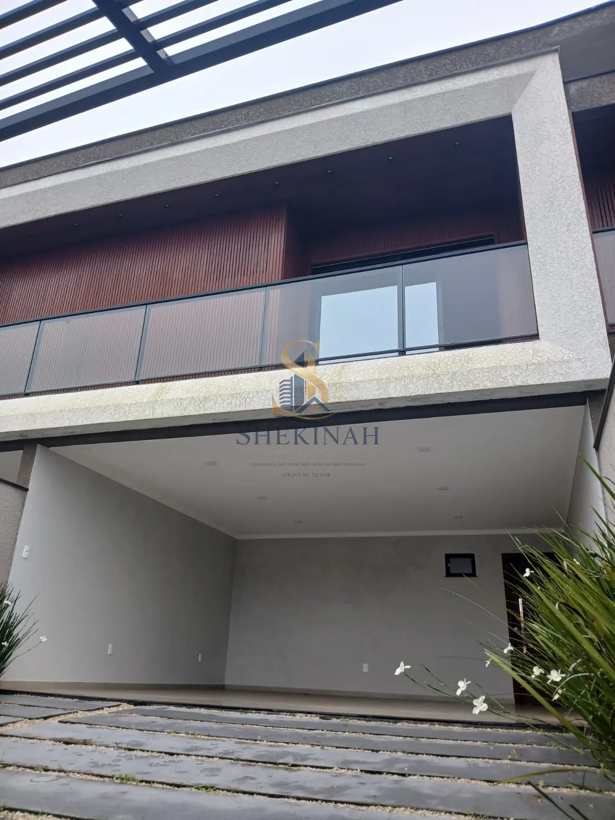 SOBRADO DE 3 QUARTOS E PISCINA 550 MT DA PRAIA