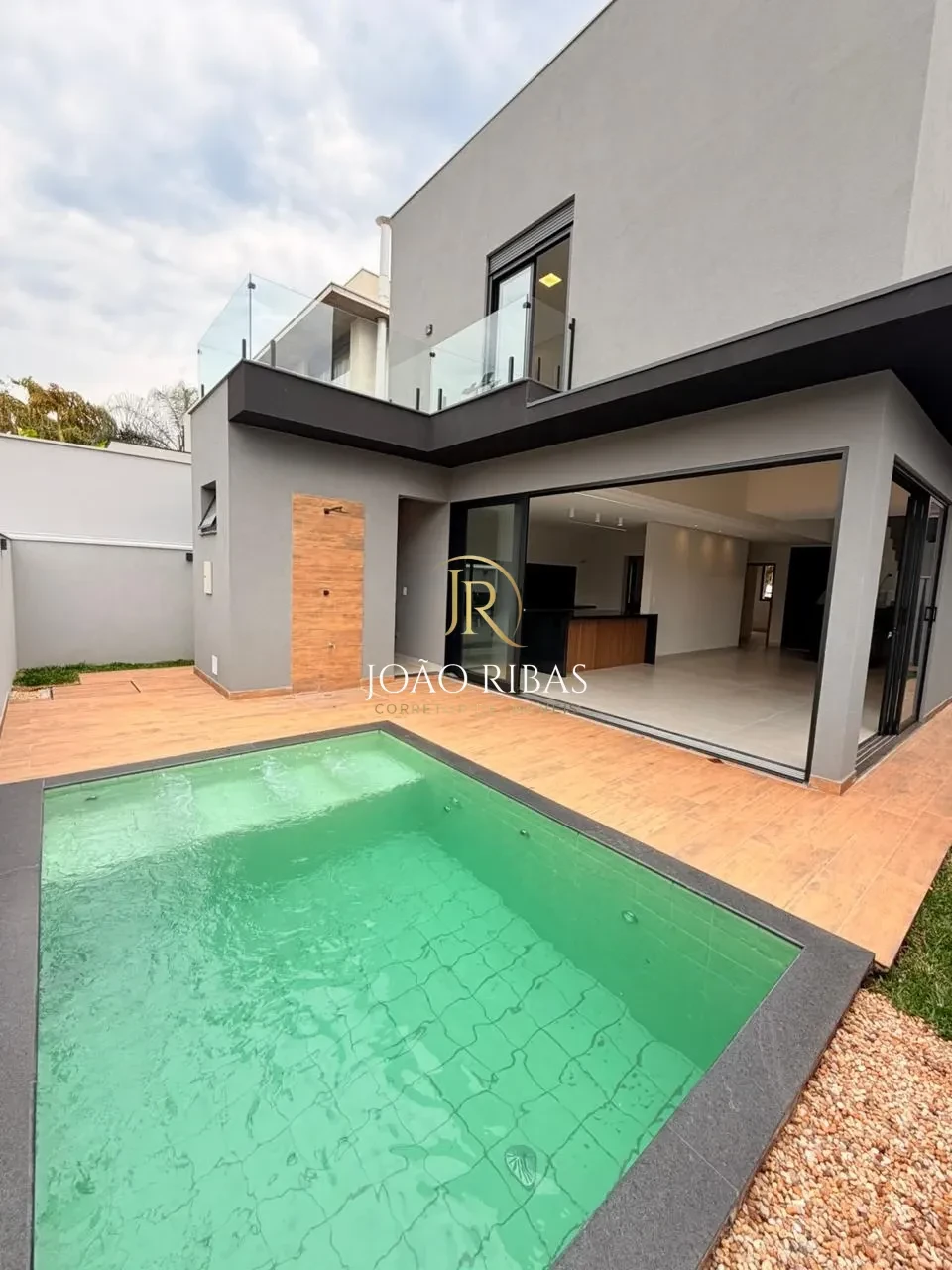 Sobrado com 3 Suítes, sendo 1 Master com Closet | Piscina e Alto Padrão