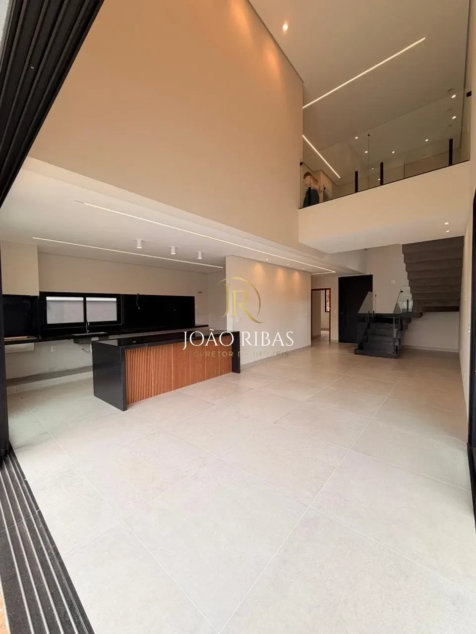 Sobrado com 3 Suítes, sendo 1 Master com Closet | Piscina e Alto Padrão