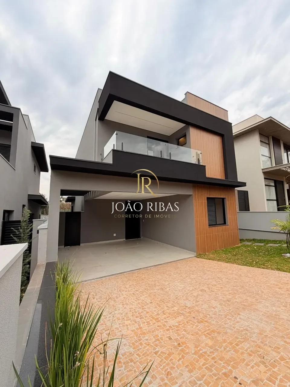Sobrado com 3 Suítes, sendo 1 Master com Closet | Piscina e Alto Padrão