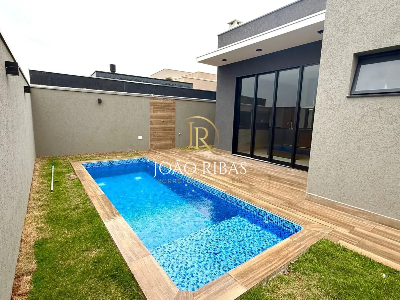 Casa Térrea à Venda no Condomínio Quinta dos Ventos | 4 Dormitórios, 2 Suítes