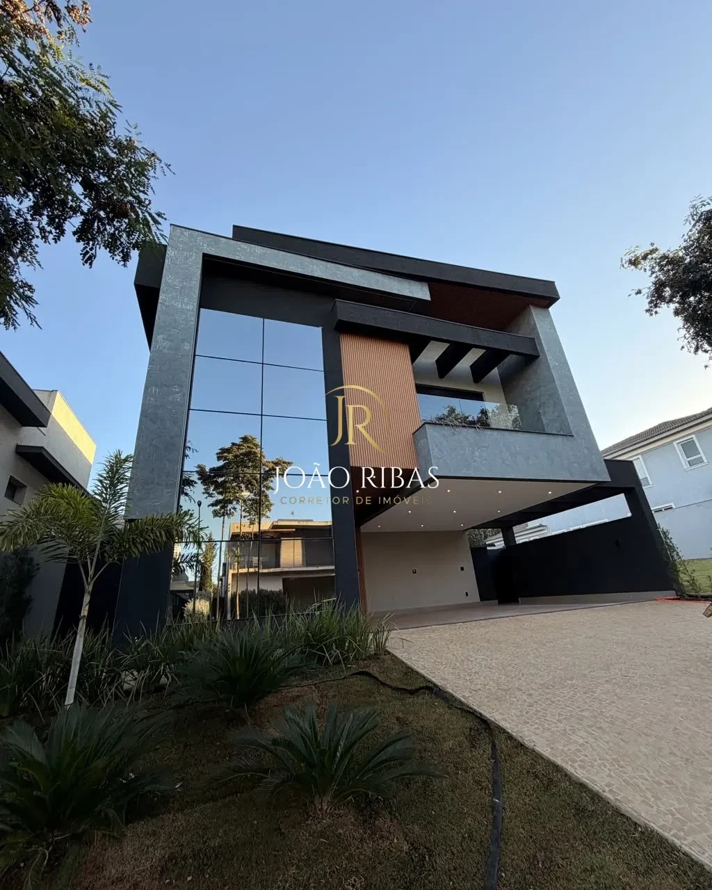 Casa de Alto Padrão à Venda com 4 Suítes e Elevador no Condomínio Bela Vista | Jardim Olhos D'Água