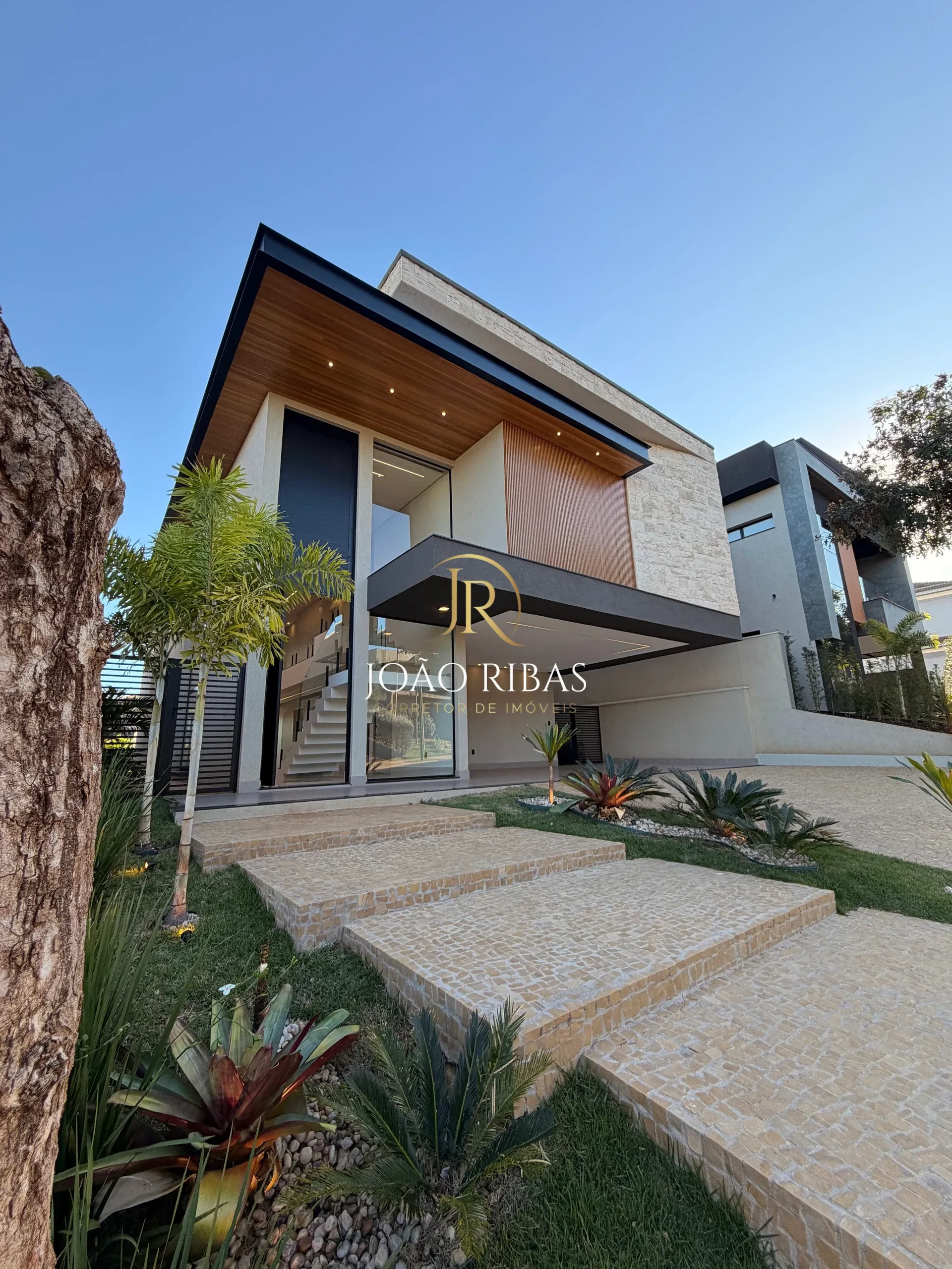 Casa Sobrado com Mezanino e 4 Suítes à Venda no Condomínio Bela Vista | Jardim Olhos D'Água