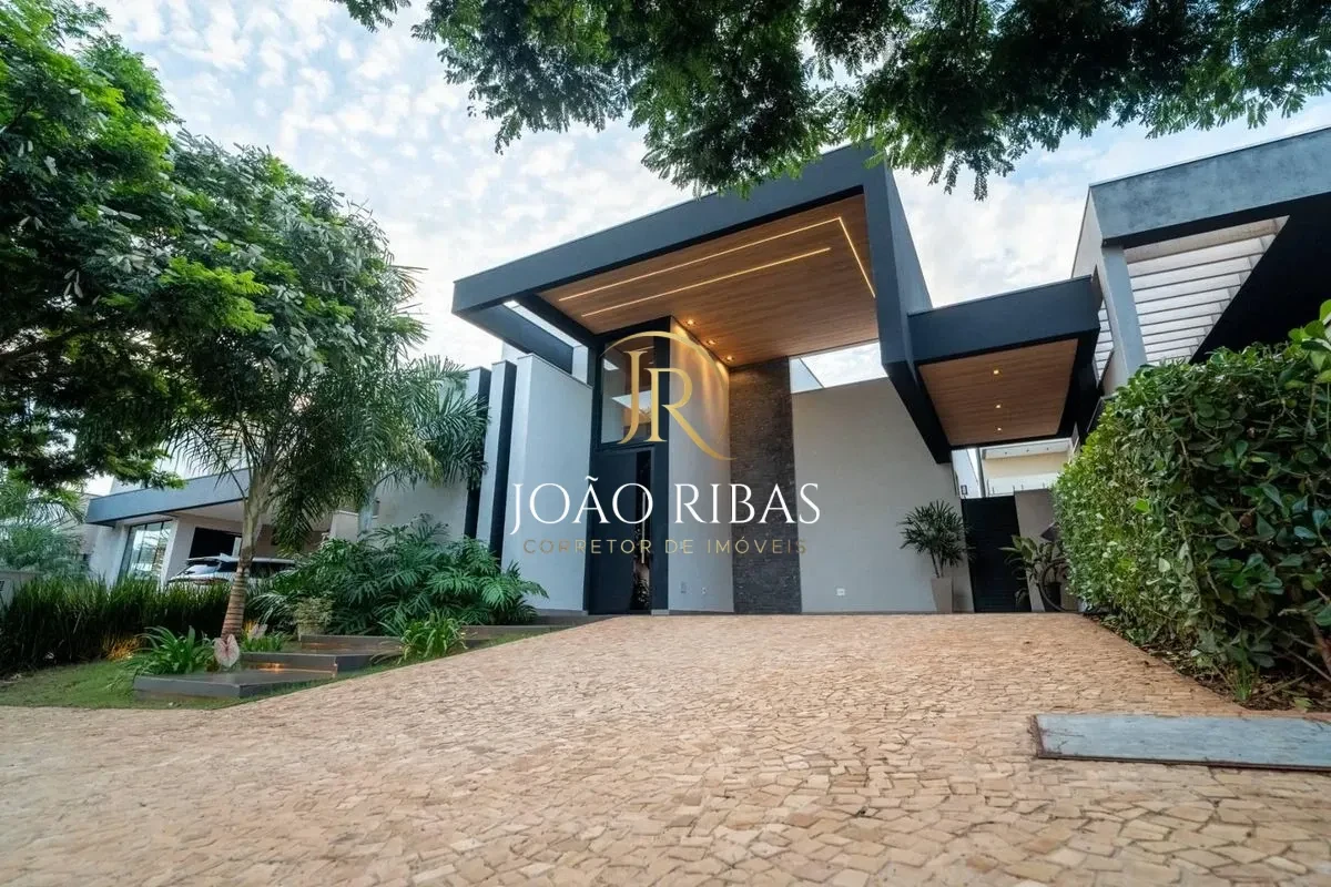 Casa Térrea de 200m² com 03 suítes à venda em condomínio - Vila do Golf