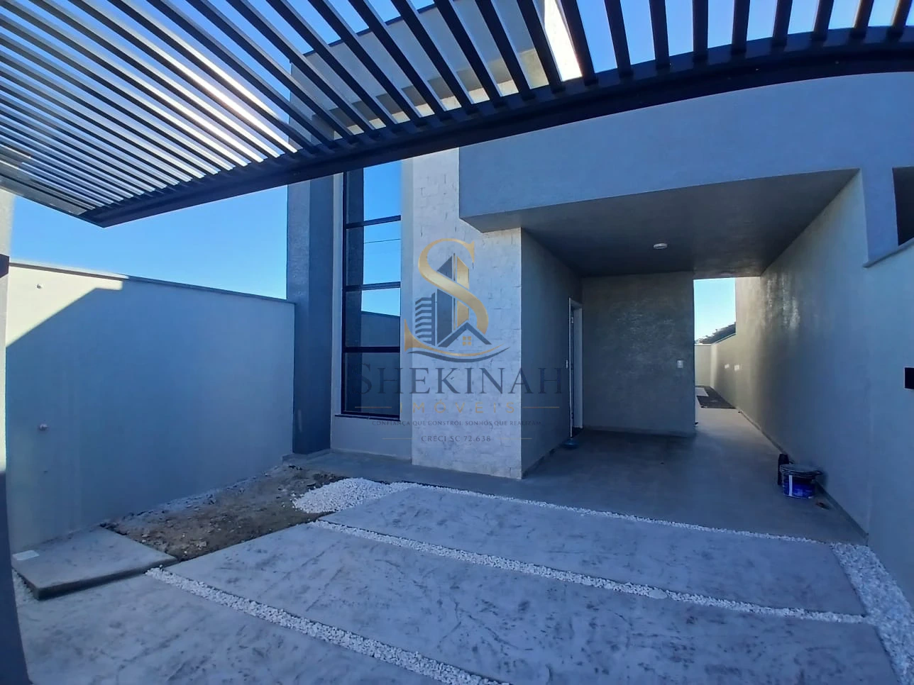 CASA DE 3 QUARTOS EM ITAJUBÁ 970 METROS DA PRAIA