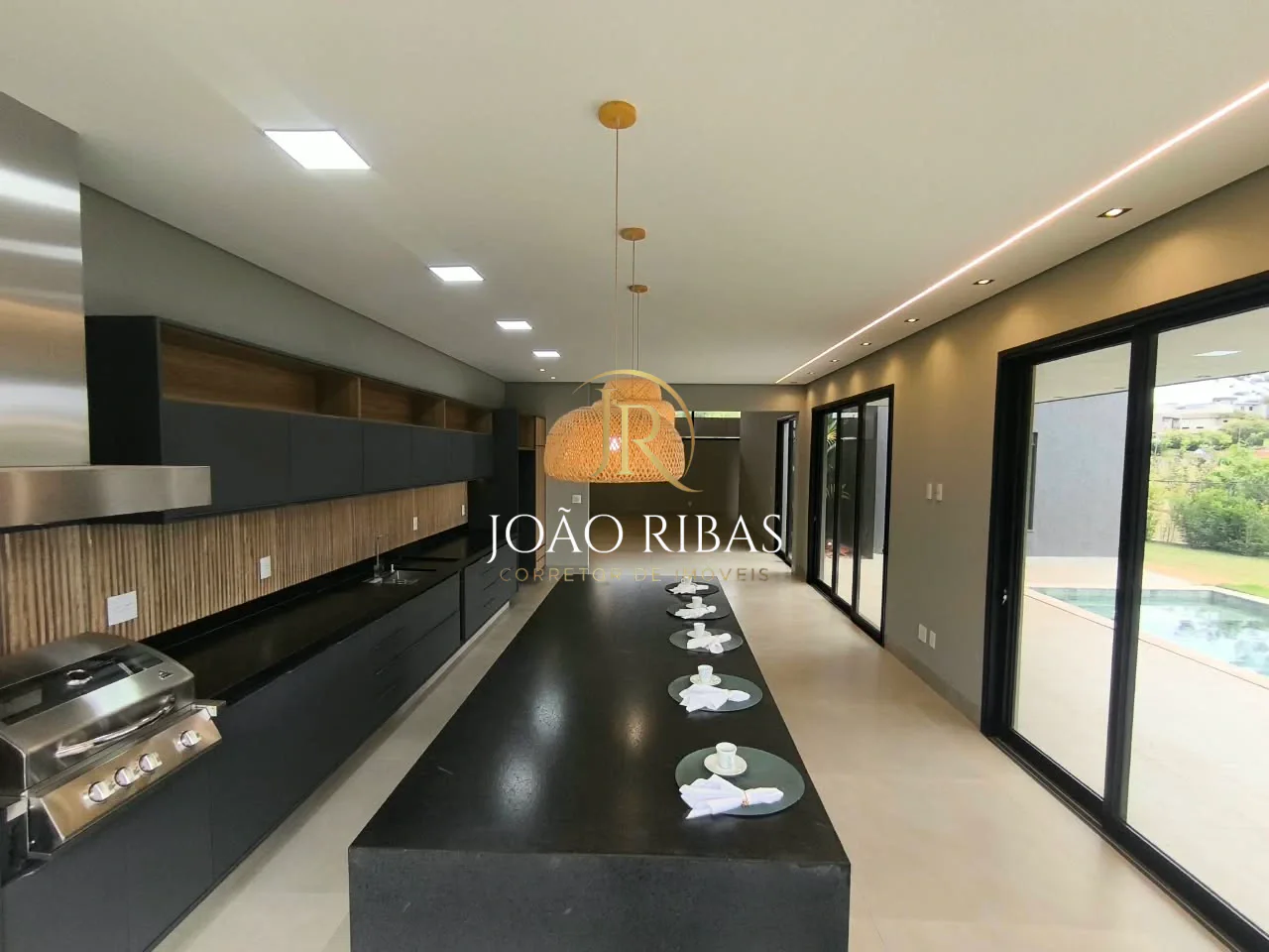 Casa Diferenciada em Condomínio de Alto Padrão — 4 Suítes