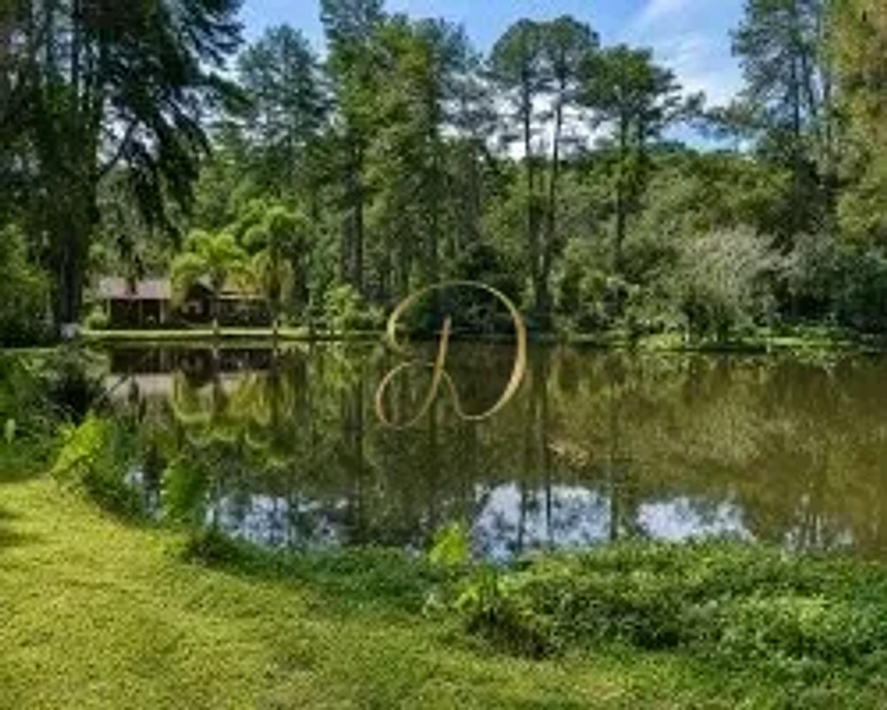 Com rio, cachoeira, açude e piscina