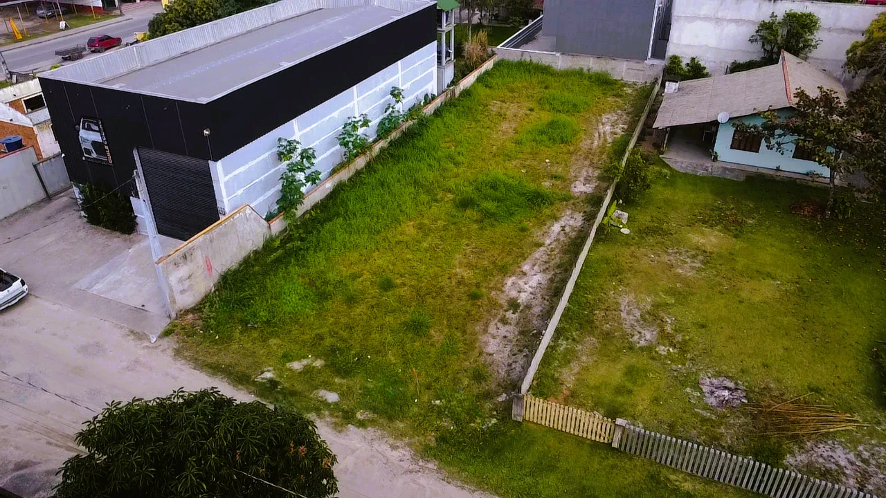 TERRENO COM 450m² A 130m DO MAR