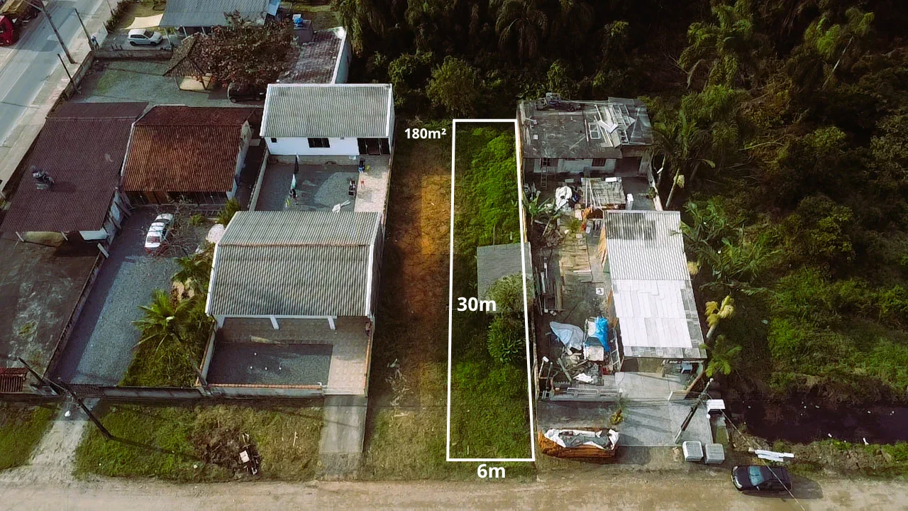 TERRENO DE 180m² A 650m DO MAR