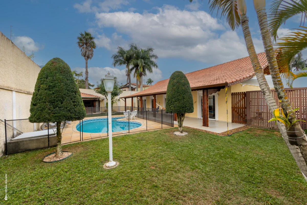 a venda Casa Térrea em Interlagos, 03 quartos suite 03 vagas, Quintal Piscina Jardim