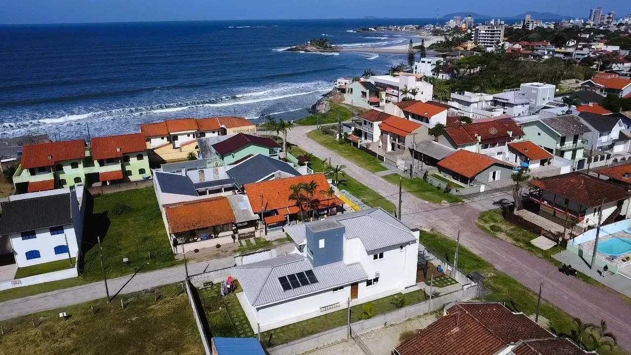 SOBRADO DE ALTO PADRÃO A 100m DO MAR