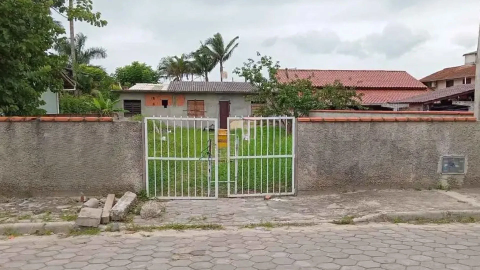 CASA EM CONSTRUÇÃO COM 2 QUARTOS NO BALNEÁRIO SÃO JOSÉ