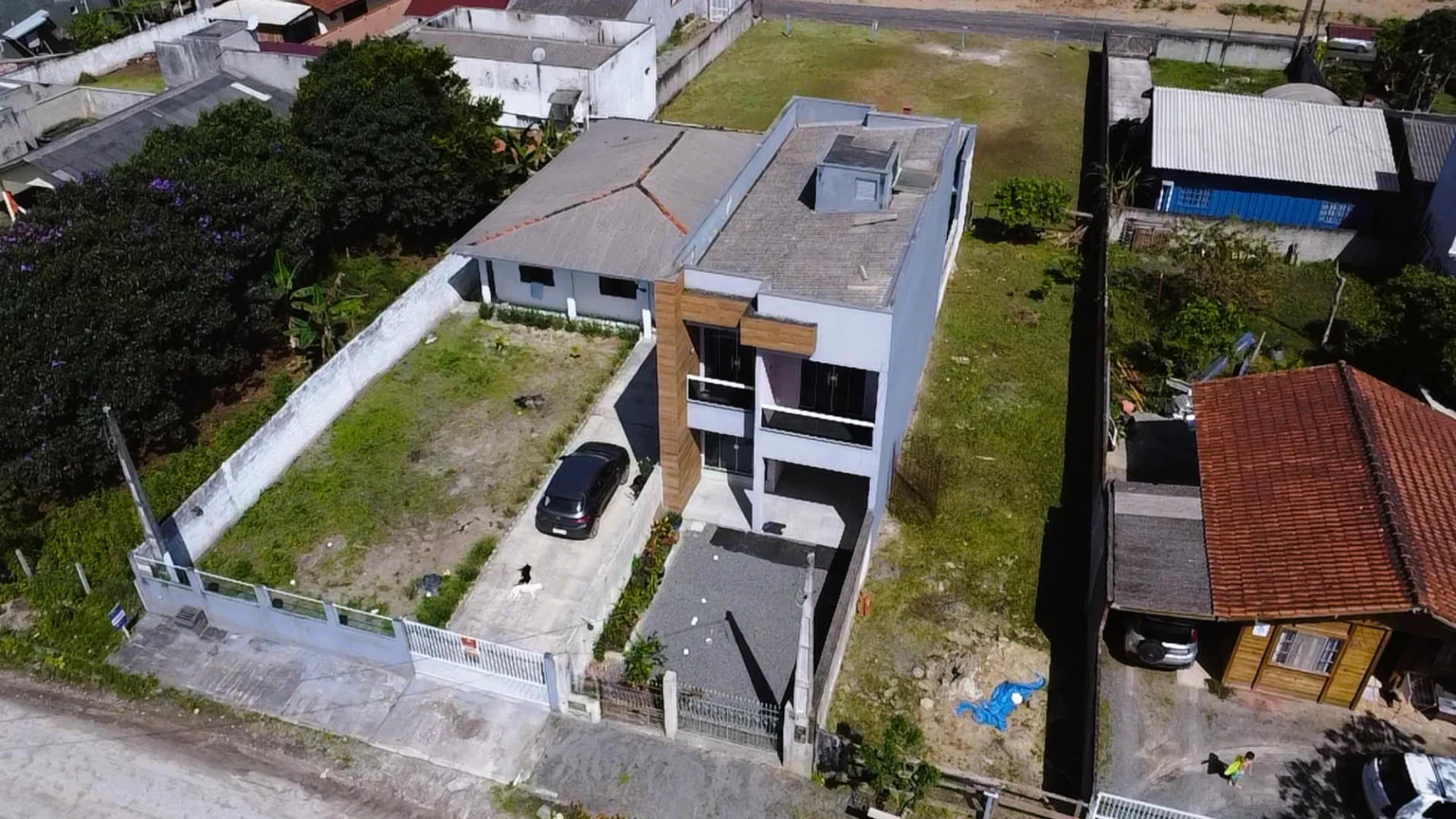 SOBRADO DE 183m² COM 4 QUARTOS E EDÍCULA NO BALNEÁRIO PRÍNCIPE