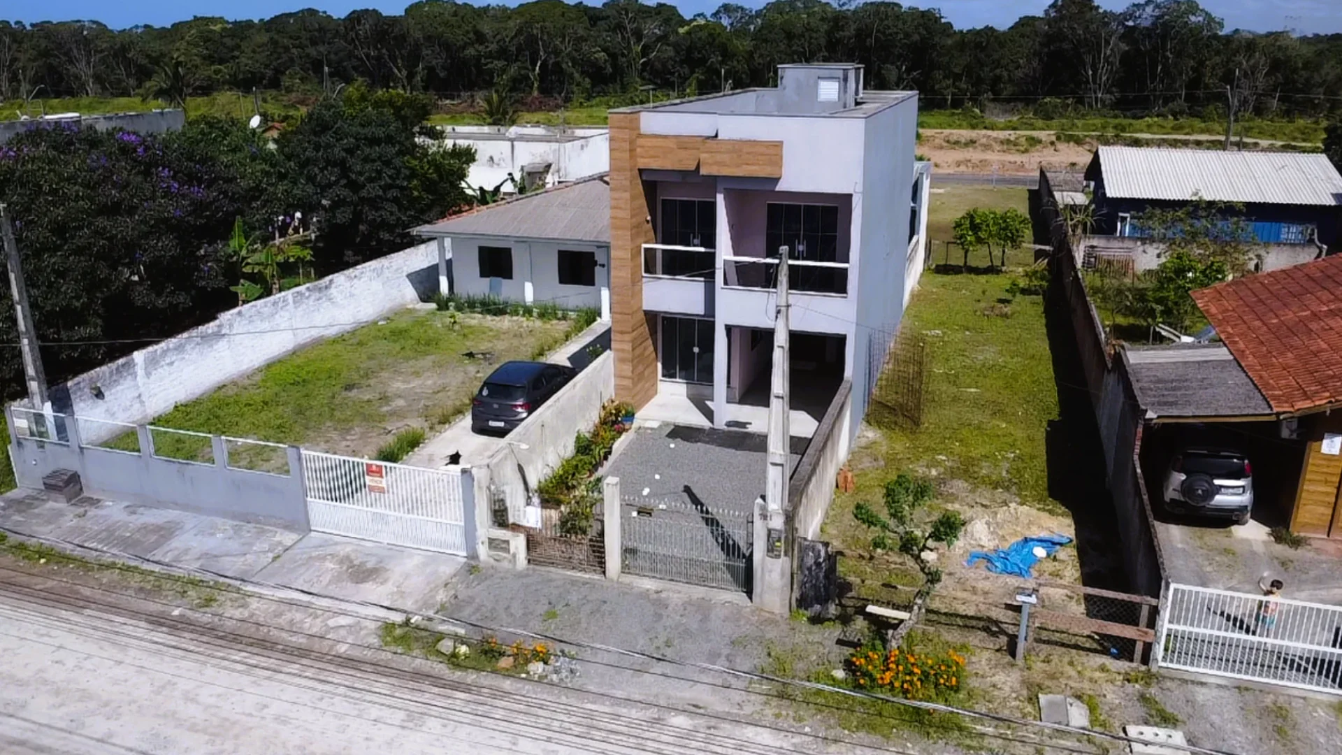 SOBRADO DE 183m² COM 4 QUARTOS E EDÍCULA NO BALNEÁRIO PRÍNCIPE
