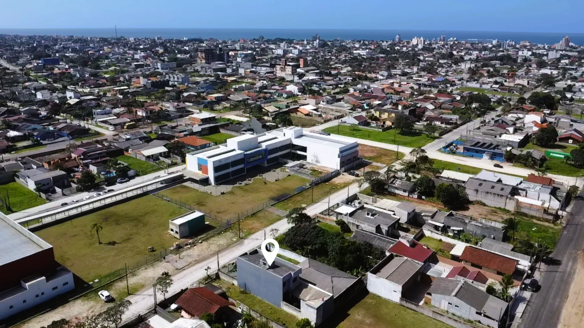 SOBRADO DE 183m² COM 4 QUARTOS E EDÍCULA NO BALNEÁRIO PRÍNCIPE